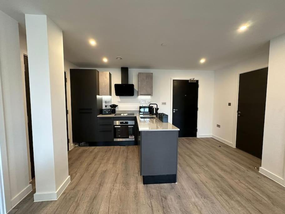 Stylish Central York Apartment Free Parking & Gym Exterior photo
