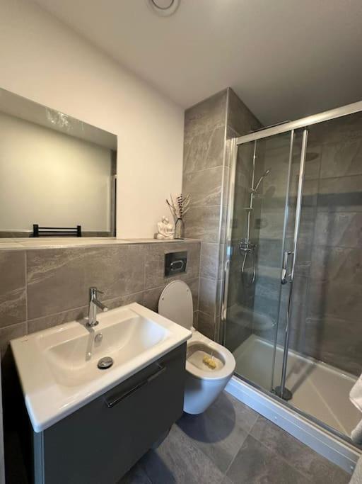 Stylish Central York Apartment Free Parking & Gym Exterior photo