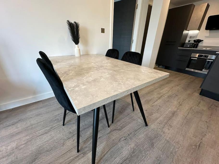 Stylish Central York Apartment Free Parking & Gym Exterior photo